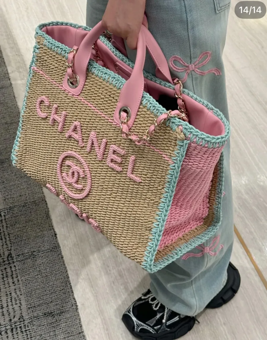 chanel_1602969_bottom.jpg