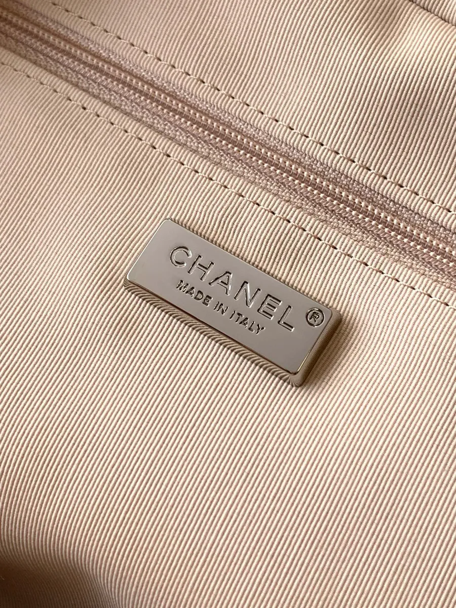 chanel_denim_bostonbag_2240000601656_detail_04.jpg