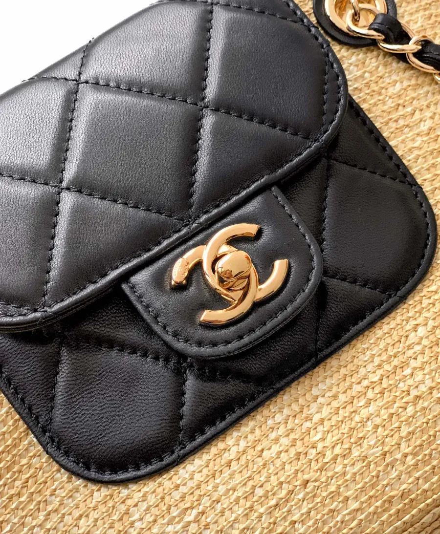 chanel_26c_latest_woven_totebag_as5951_detail_02.jpg