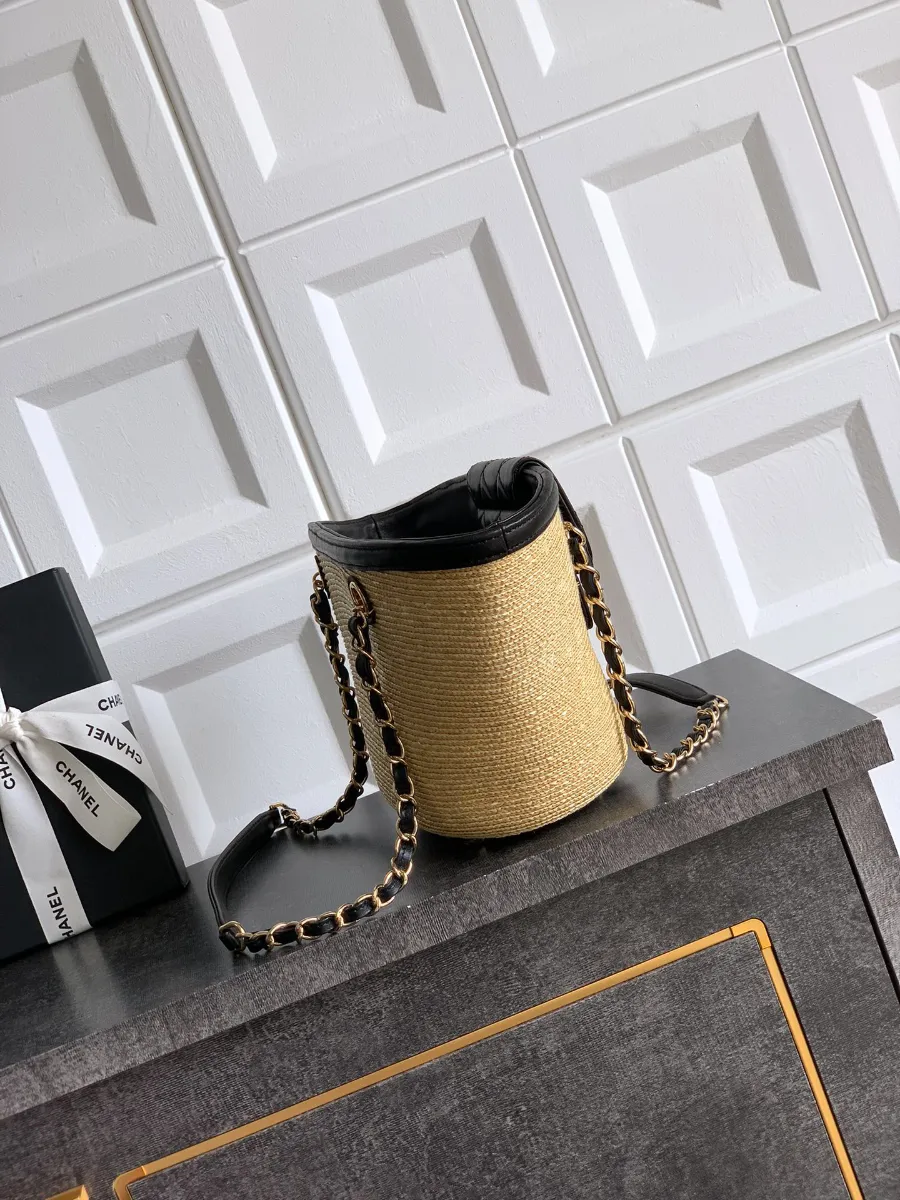chanel_26c_latest_woven_totebag_as5951_side.jpg