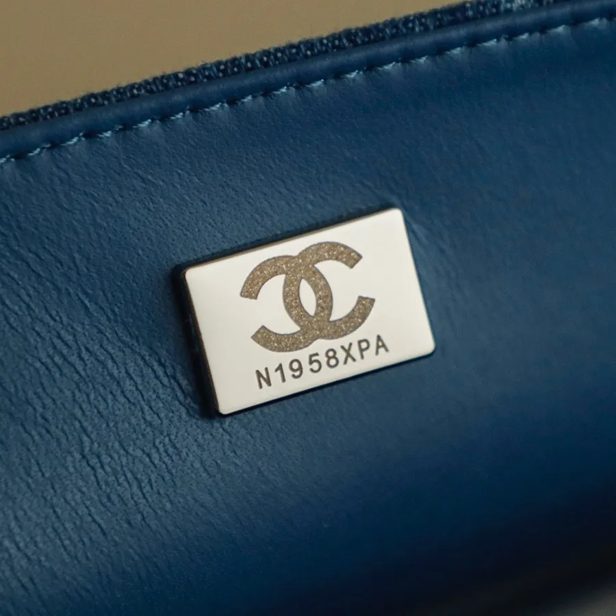 chanel_medium_denim_double_flap_shoulder_bag_28557217_detail_04.jpg
