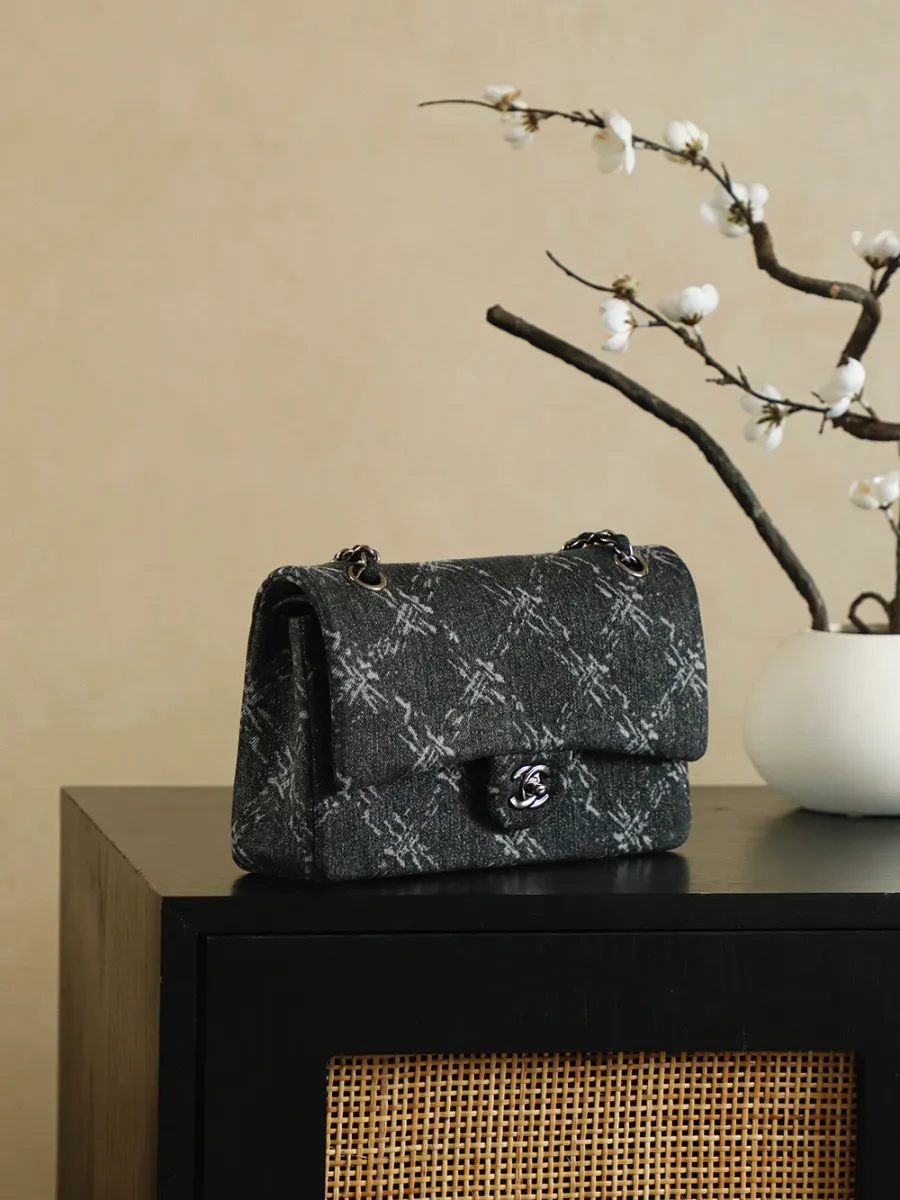 chanel_medium_denim_double_flap_shoulder_bag_detail_01.jpg