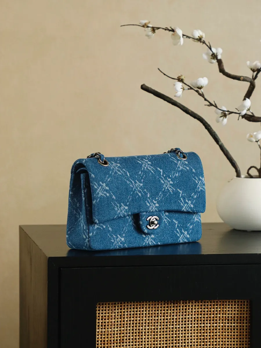 chanel_medium_denim_double_flap_shoulder_bag_detail_01.jpg