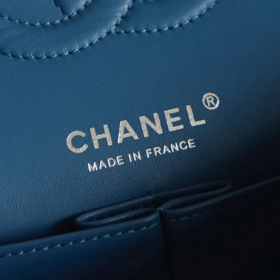 chanel_medium_denim_double_flap_shoulder_bag_detail_04.jpg