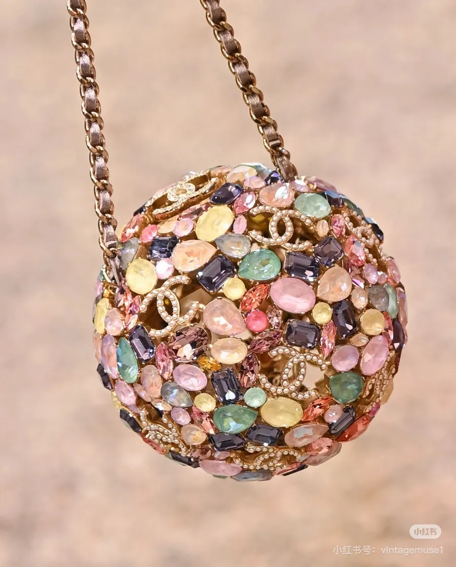 chanel_swarovski_crystal_diamond_ball_clutch_detail_15.jpg