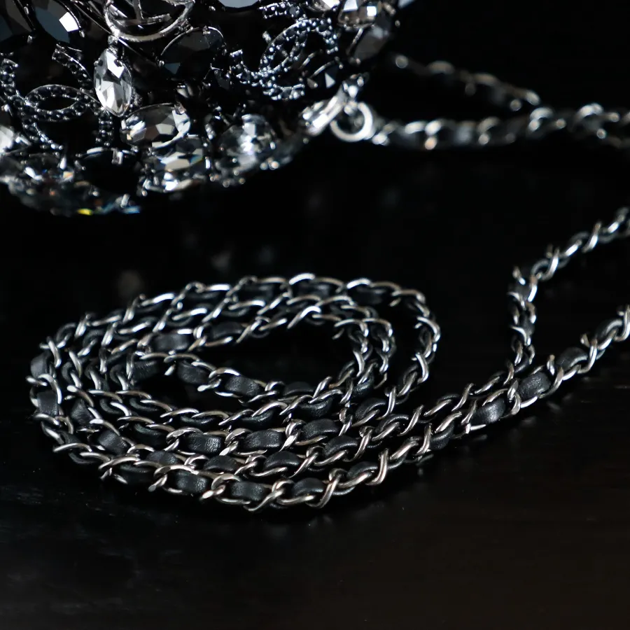 chanel_swarovski_crystal_diamond_ball_clutch_detail_01.jpg