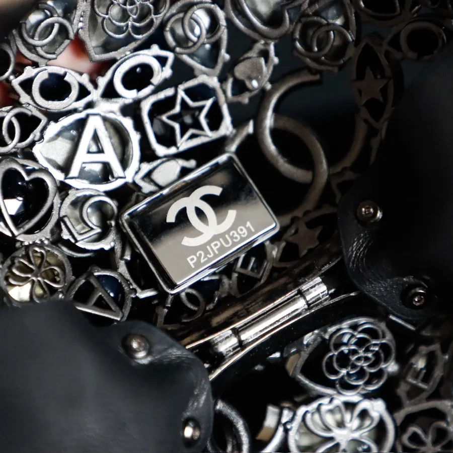 chanel_swarovski_crystal_diamond_ball_clutch_detail_04.jpg