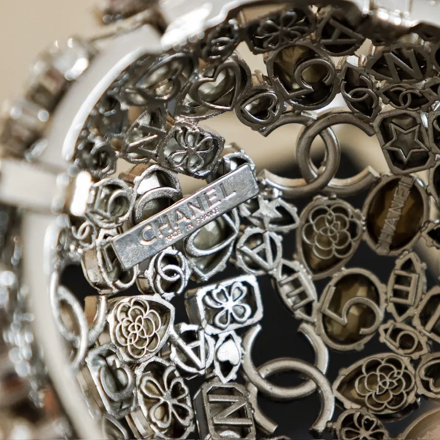 chanel_swarovski_crystal_diamond_ball_clutch_detail_03.jpg