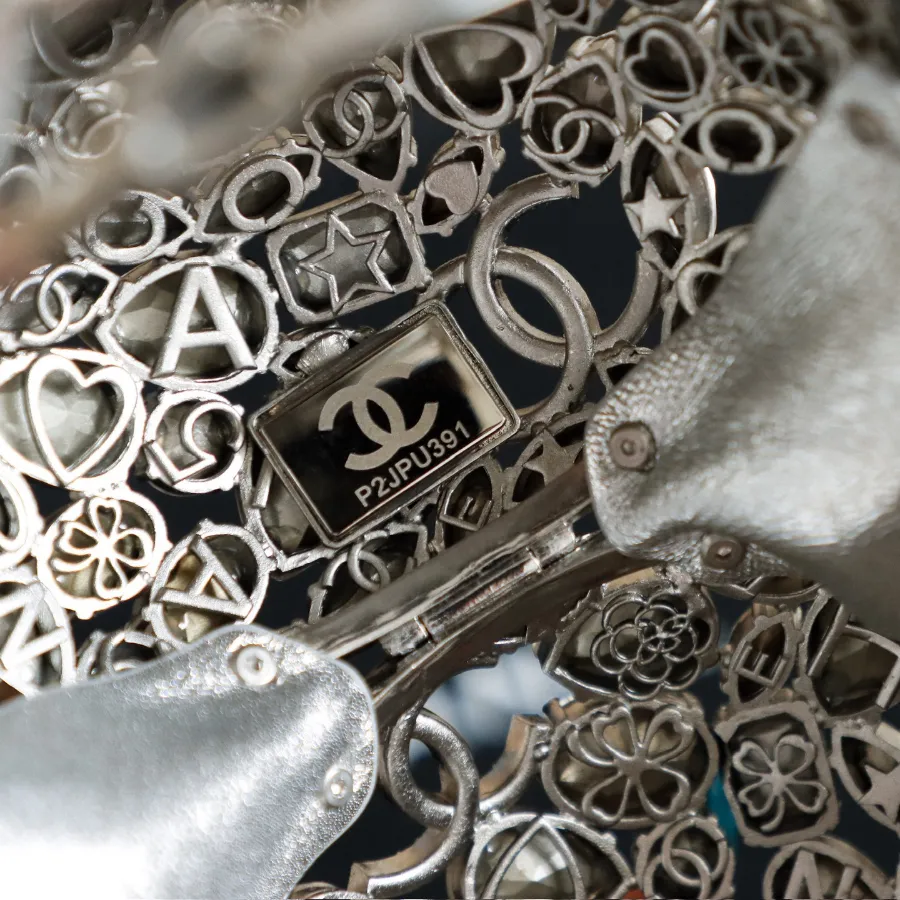 chanel_swarovski_crystal_diamond_ball_clutch_detail_04.jpg