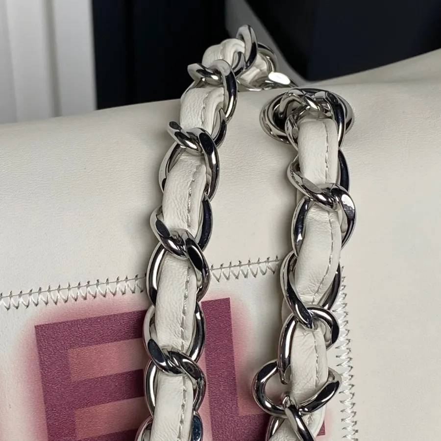 chanel_vintage_paris-london_flap-bag_9902_detail_03.jpg