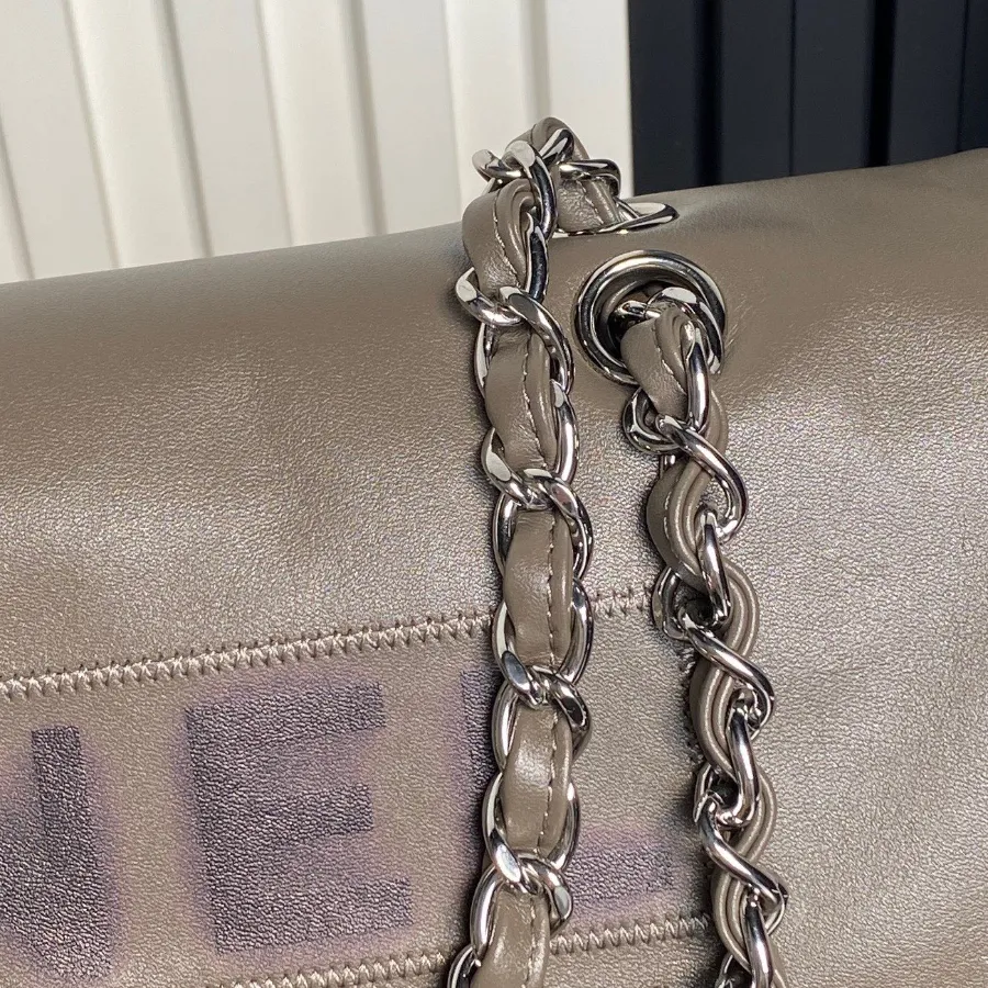 chanel_vintage_paris-london_flap-bag_9902_detail_01.jpg