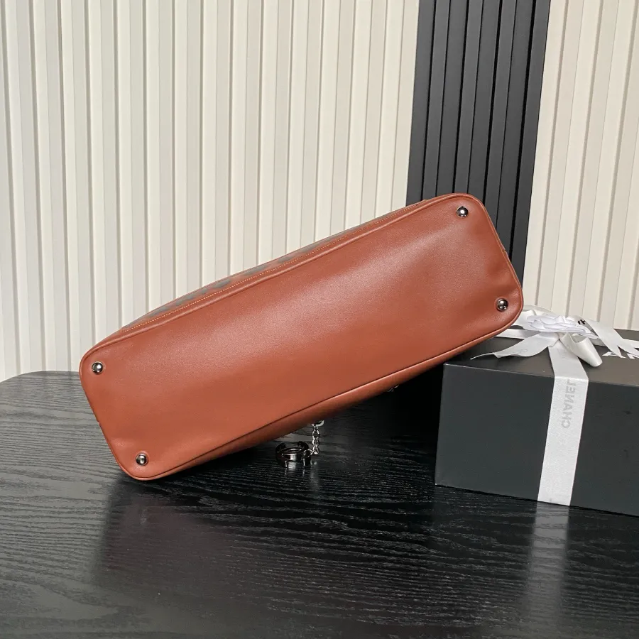 chanel_vintage_paris-london_flap-bag_9902_bottom.jpg