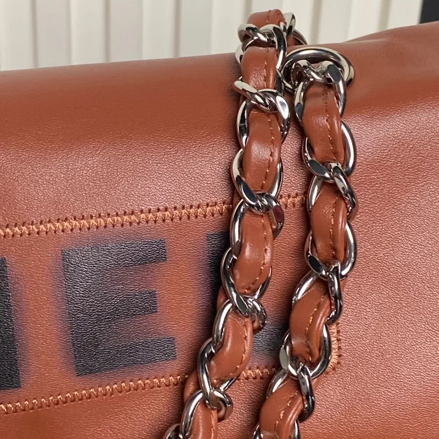 chanel_vintage_paris-london_flap-bag_9902_detail_01.jpg
