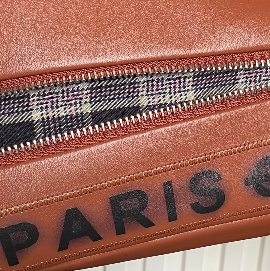 chanel_vintage_paris-london_flap-bag_9902_detail_03.jpg