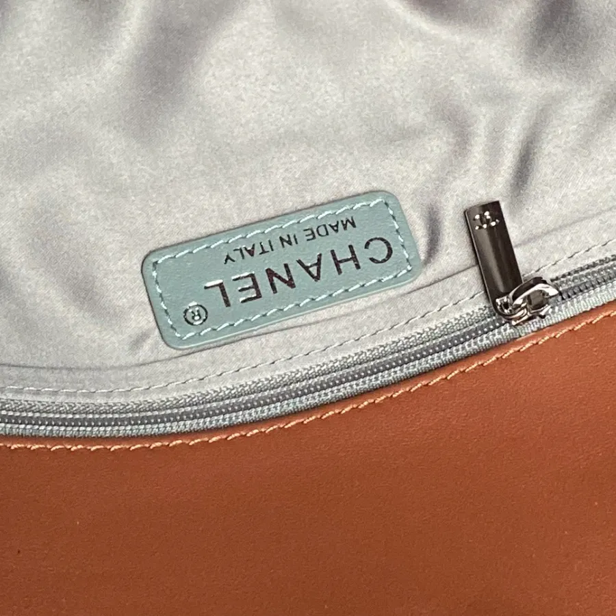 chanel_vintage_paris-london_flap-bag_9902_detail_04.jpg