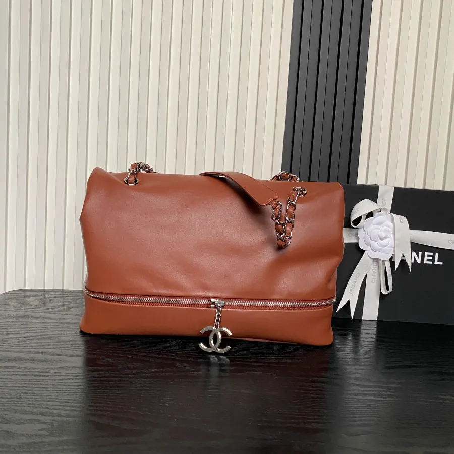 chanel_vintage_paris-london_flap-bag_9902_side.jpg