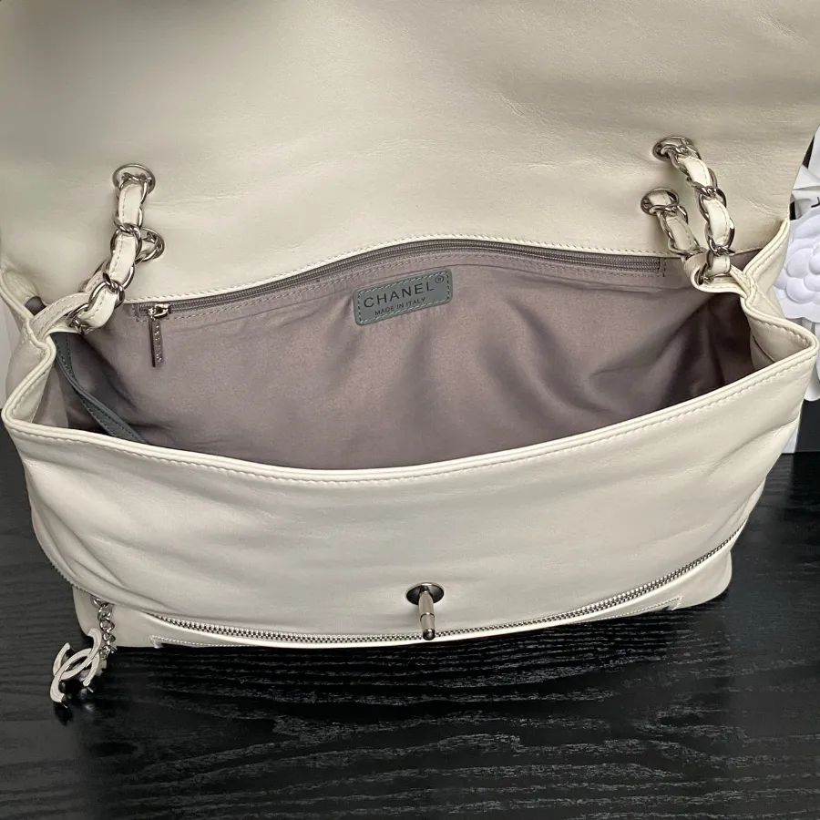 chanel_vintage_paris-london_flap-bag_9902_bottom.jpg