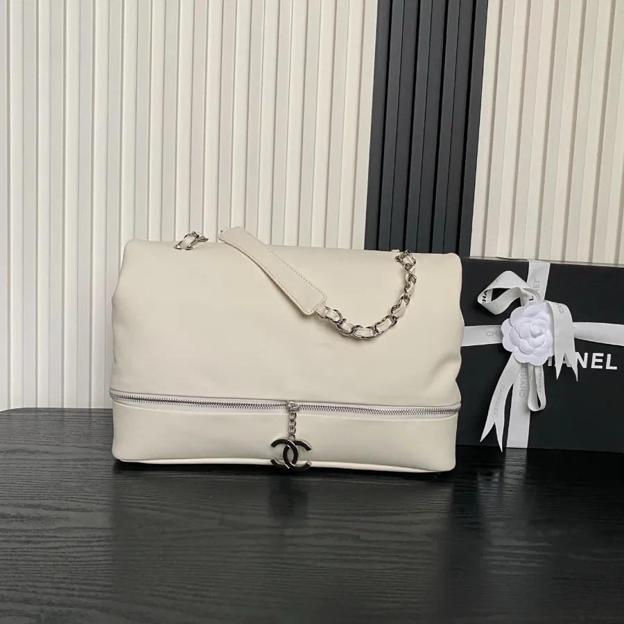 chanel_vintage_paris-london_flap-bag_9902_side.jpg