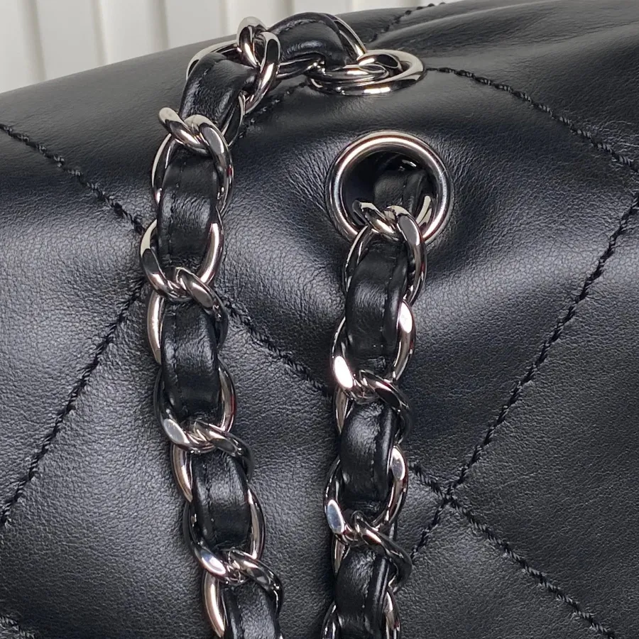 chanel_vintage_paris-london_flap-bag_9902_detail_02.jpg