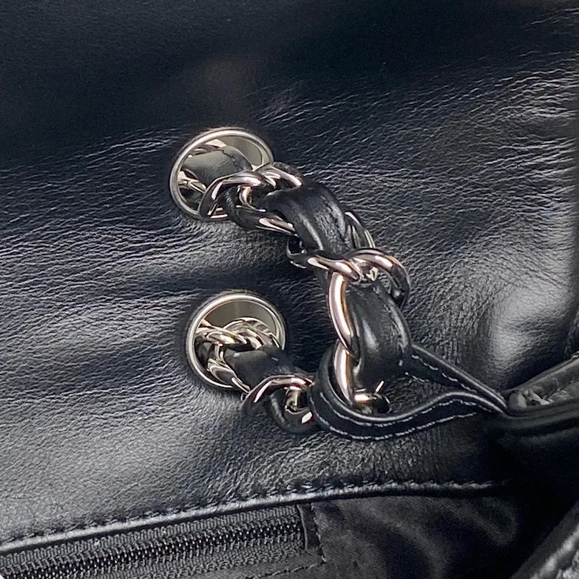 chanel_vintage_paris-london_flap-bag_9902_detail_04.jpg