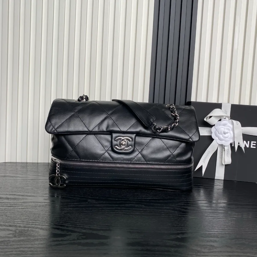 chanel_vintage_paris-london_flap-bag_9902_front.jpg