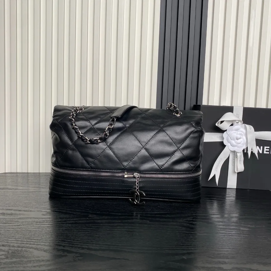 chanel_vintage_paris-london_flap-bag_9902_side.jpg