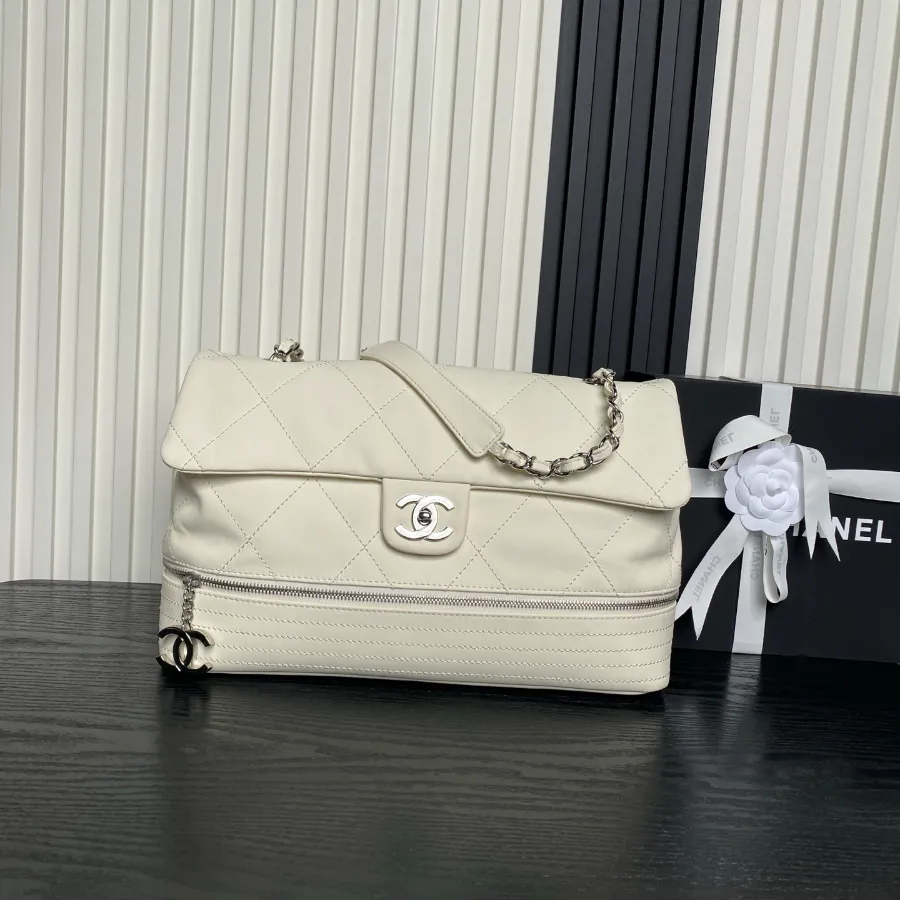 chanel_vintage_paris-london_flap-bag_9902_front.jpg