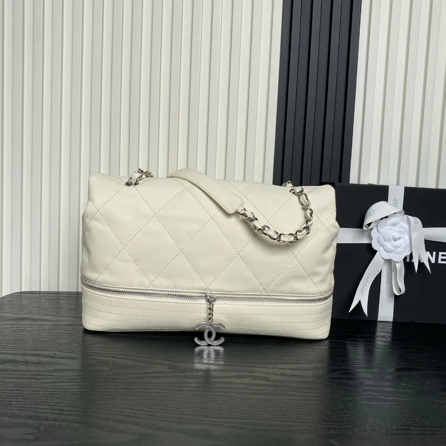 chanel_vintage_paris-london_flap-bag_9902_side.jpg