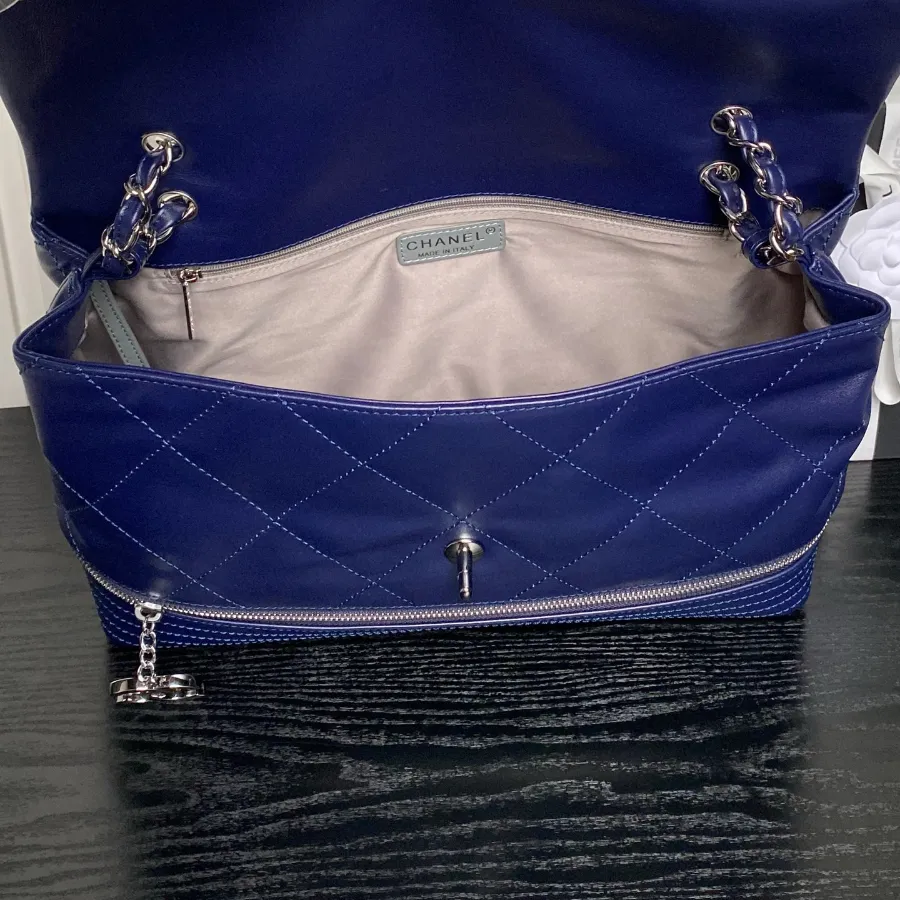 chanel_vintage_paris-london_flap-bag_9902_bottom.jpg