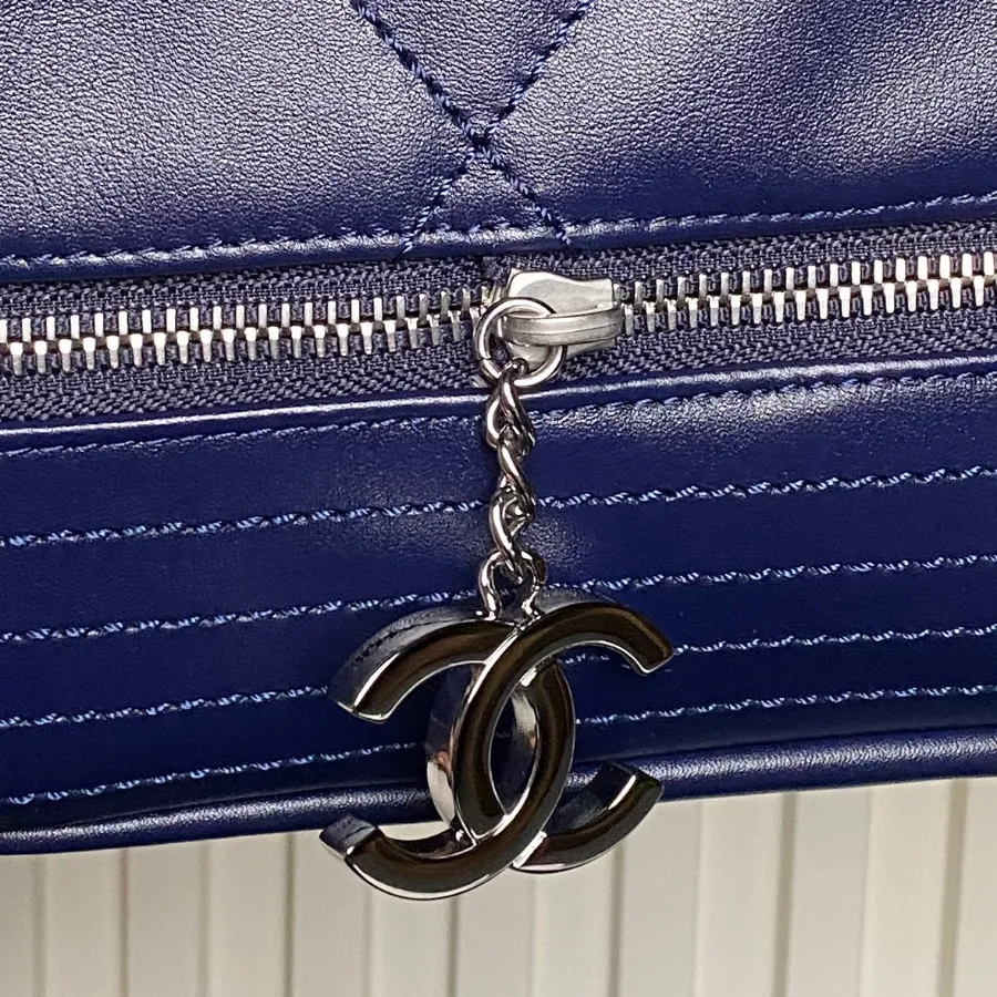 chanel_vintage_paris-london_flap-bag_9902_detail_02.jpg