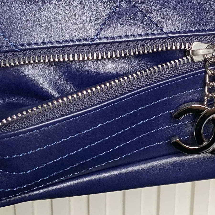 chanel_vintage_paris-london_flap-bag_9902_detail_04.jpg