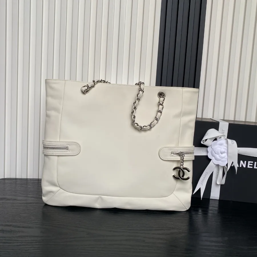 chanel_vintage_paris-london_tote-bag_9901_side.jpg