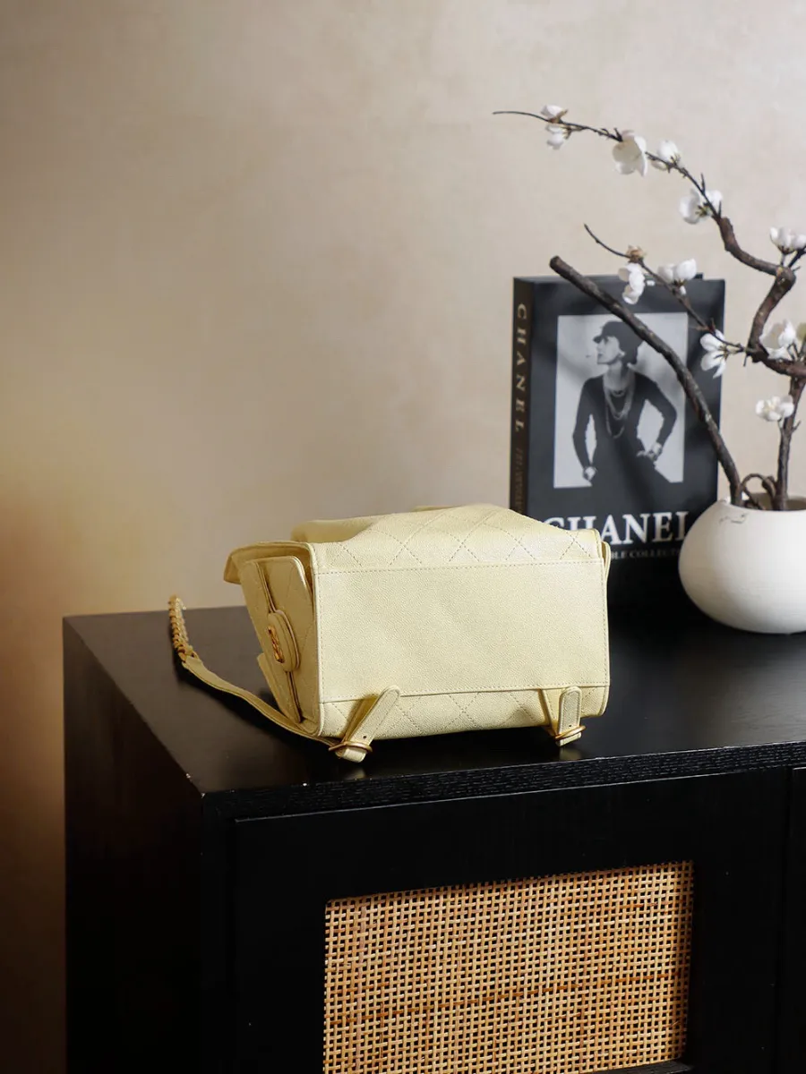 chanel_25b_double_shoulder-bag_backpack_as5600_bottom.jpg