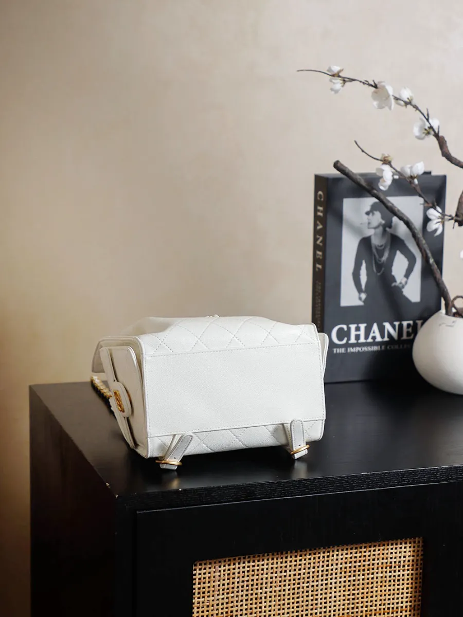 chanel_25b_double_shoulder-bag_backpack_as5600_bottom.jpg
